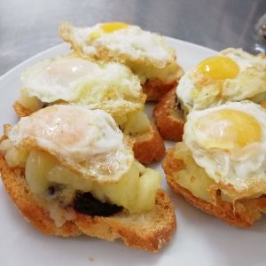 Huevo con patatas y morcilla